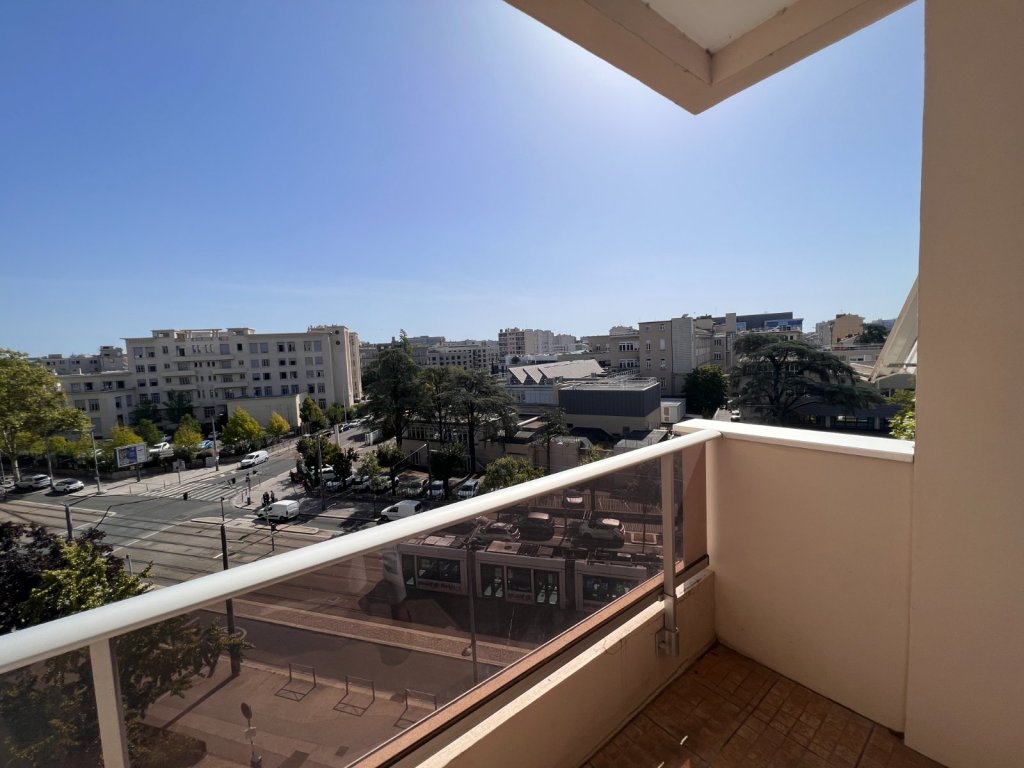 APPARTEMENT T1 A LOUER - LYON 8EME ARRONDISSEMENT - 35 m2 - 680 € charges comprises par mois