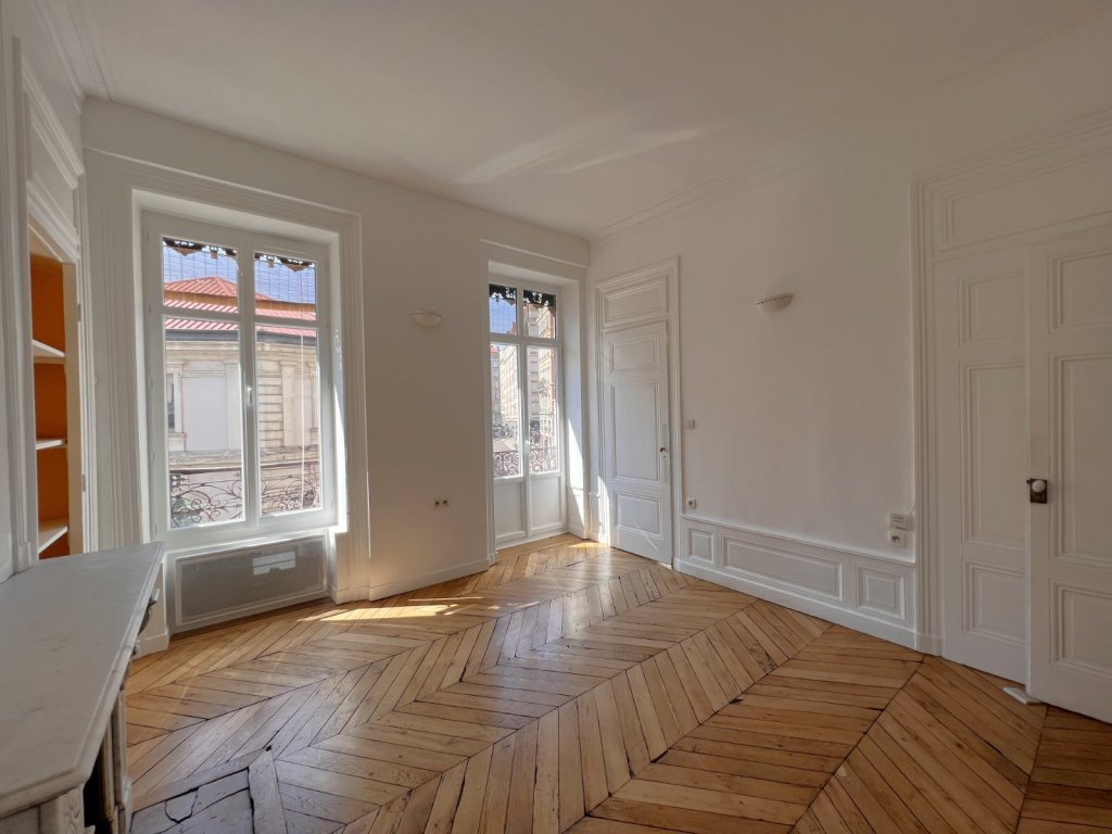 APPARTEMENT T3 A LOUER - LYON 1ER ARRONDISSEMENT - 54.13 m2 - 850 € charges comprises par mois