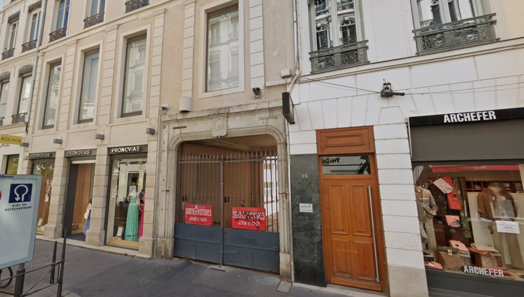 PARKING EXTERIEUR A LOUER - LYON 2EME ARRONDISSEMENT - 125€ charges comprises par mois