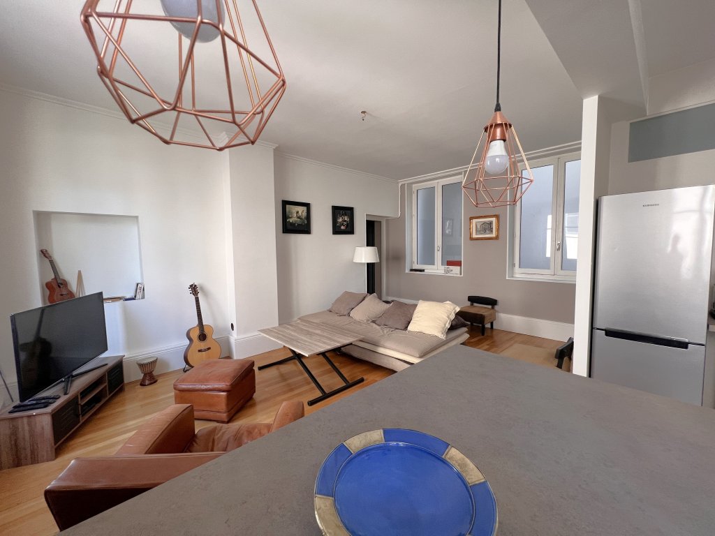 APPARTEMENT T3 A LOUER - LYON 2EME ARRONDISSEMENT - 76.1 m2 - 1 640 € charges comprises par mois