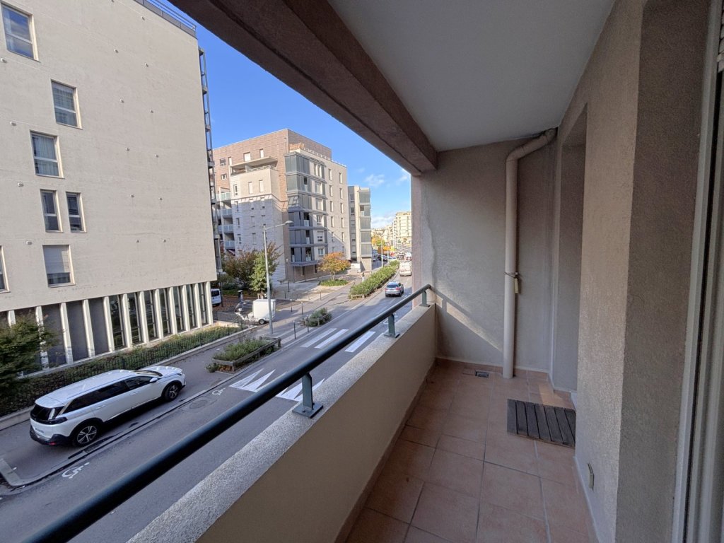 APPARTEMENT T4 A VENDRE - LYON 7EME ARRONDISSEMENT - 76.56 m2 - 328000€