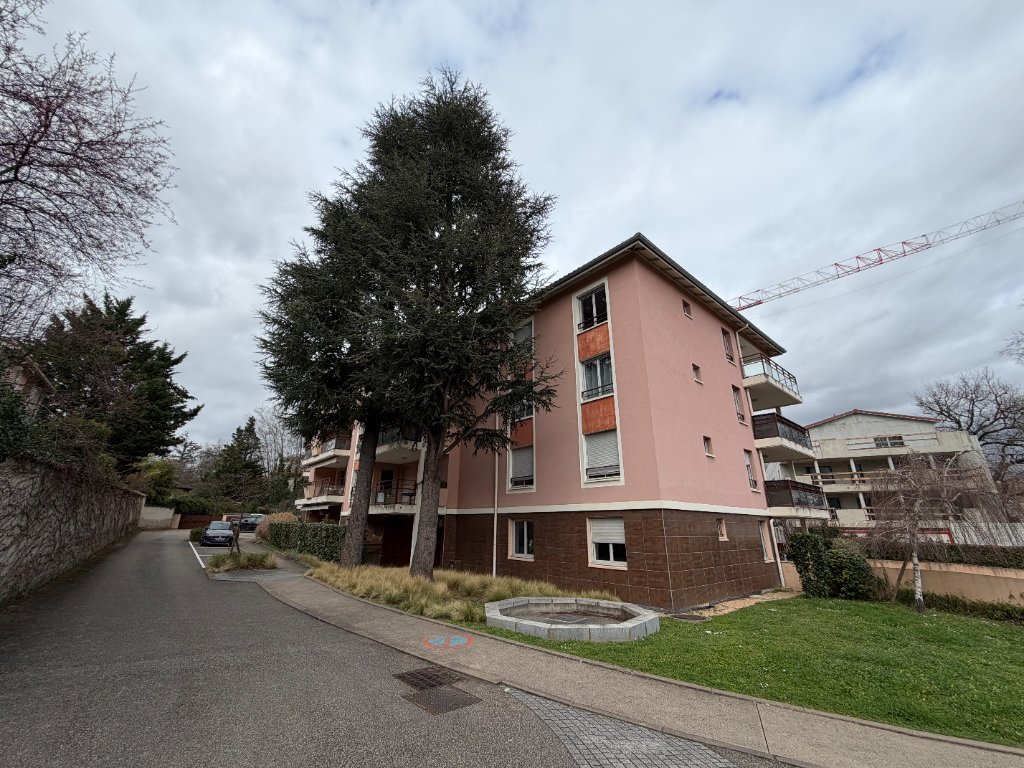 APPARTEMENT T2 A VENDRE - CRAPONNE - 31.59 m2 - 145�000�&euro;