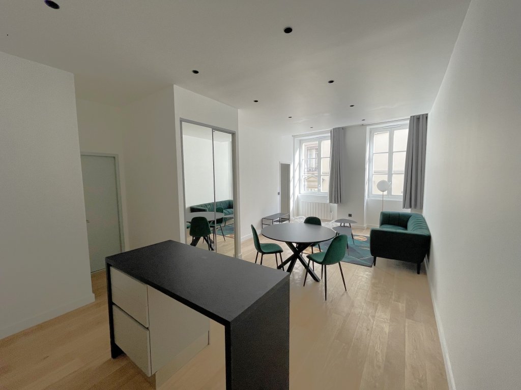 APPARTEMENT T2 A LOUER - LYON 2EME ARRONDISSEMENT - 49.88 m2 - 1 485 &euro; charges comprises par mois