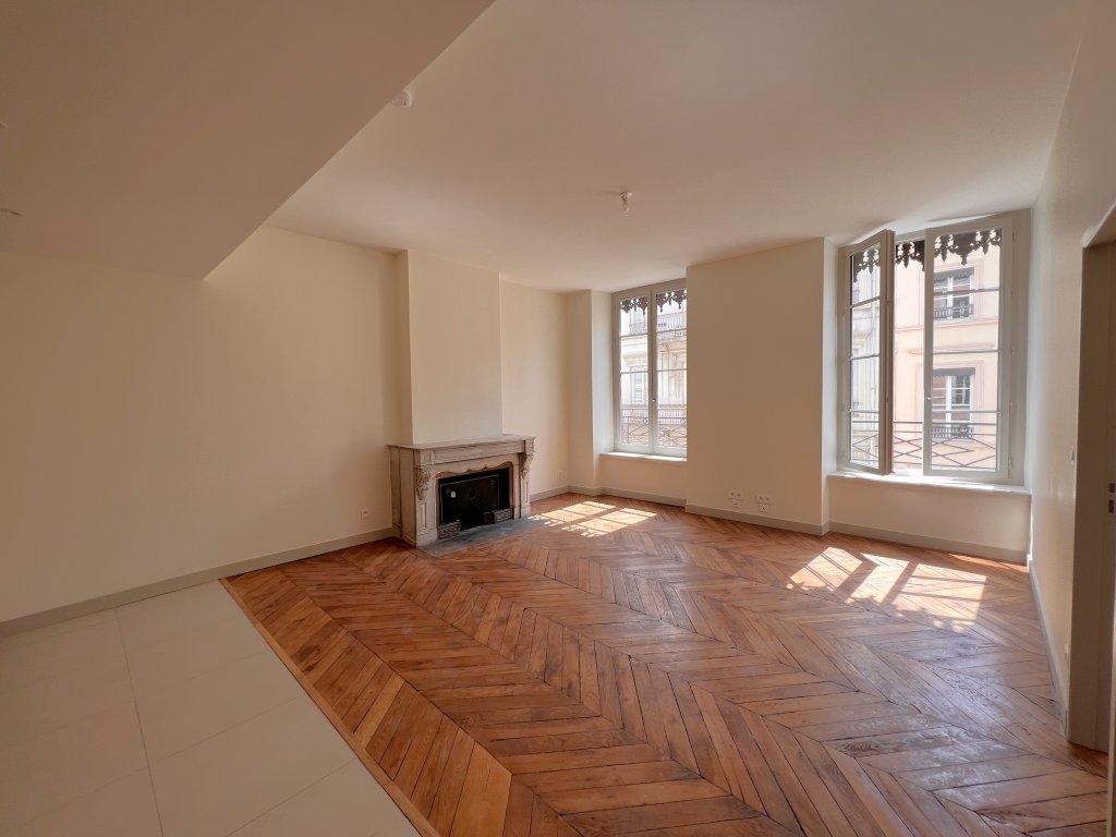 APPARTEMENT T4 A LOUER - LYON 2EME ARRONDISSEMENT - 80.74 m2 - 1 680 &euro; charges comprises par mois