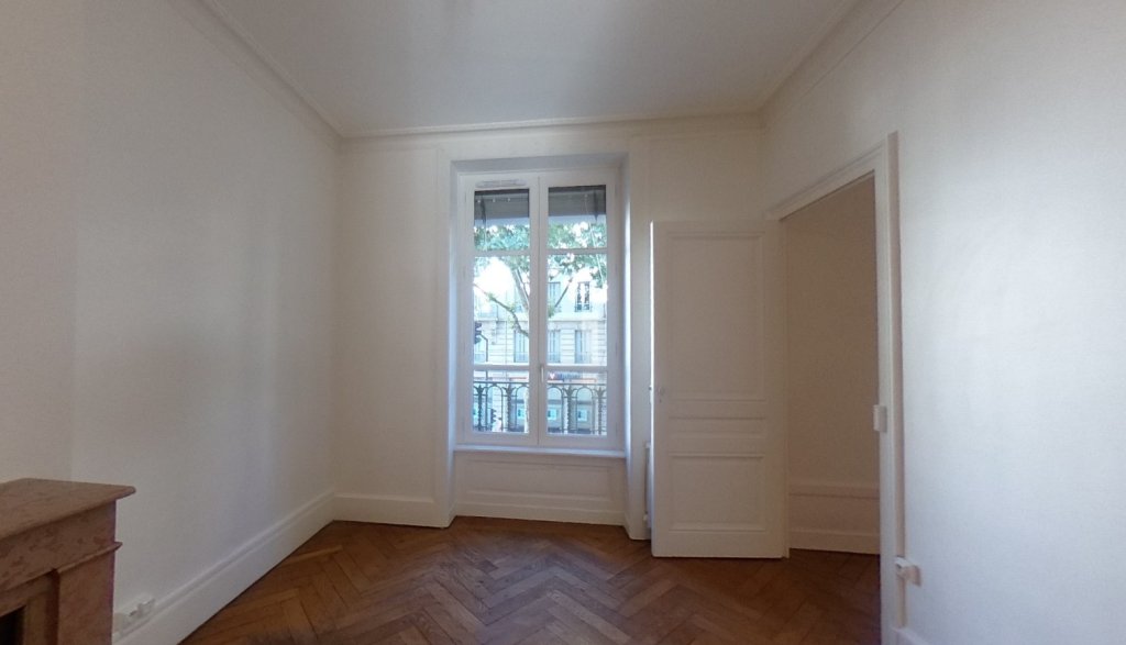APPARTEMENT T3 A LOUER - LYON 7EME ARRONDISSEMENT - 94.51 m2 - 1 230 &euro; charges comprises par mois