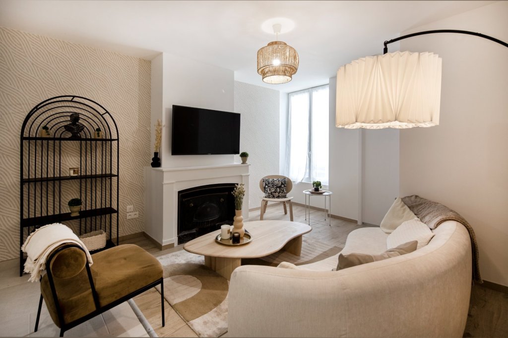 APPARTEMENT T6 A LOUER - LYON 2EME ARRONDISSEMENT - 105.06 m2 - 715 € charges comprises par mois