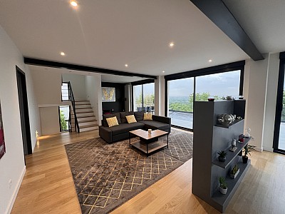 MAISON A LOUER - RILLIEUX LA PAPE - 218.86 m2 - 4662€ charges comprises par mois