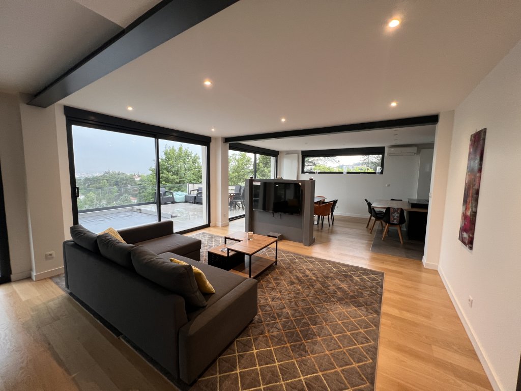 MAISON A LOUER - RILLIEUX LA PAPE - 218.86 m2 - 4 280 &euro; charges comprises par mois