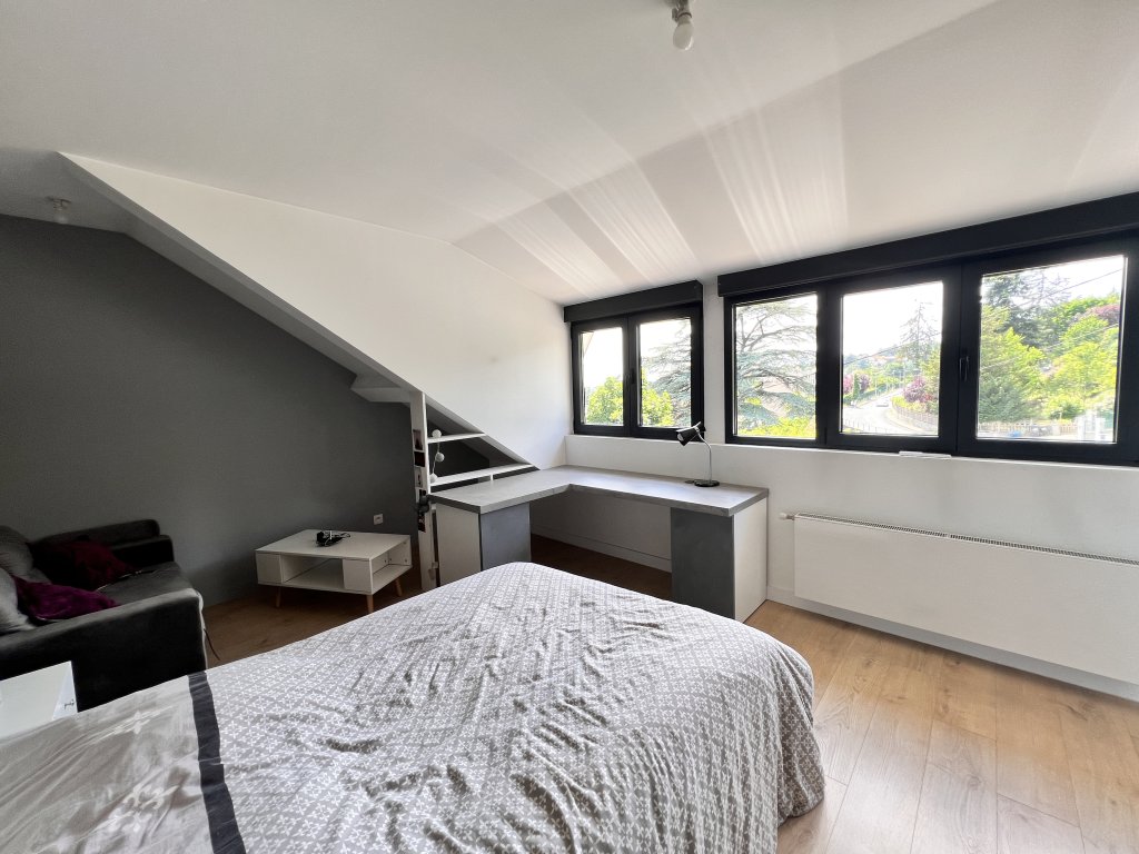 MAISON A LOUER - RILLIEUX LA PAPE - 218.86 m2 - 4 280 &euro; charges comprises par mois