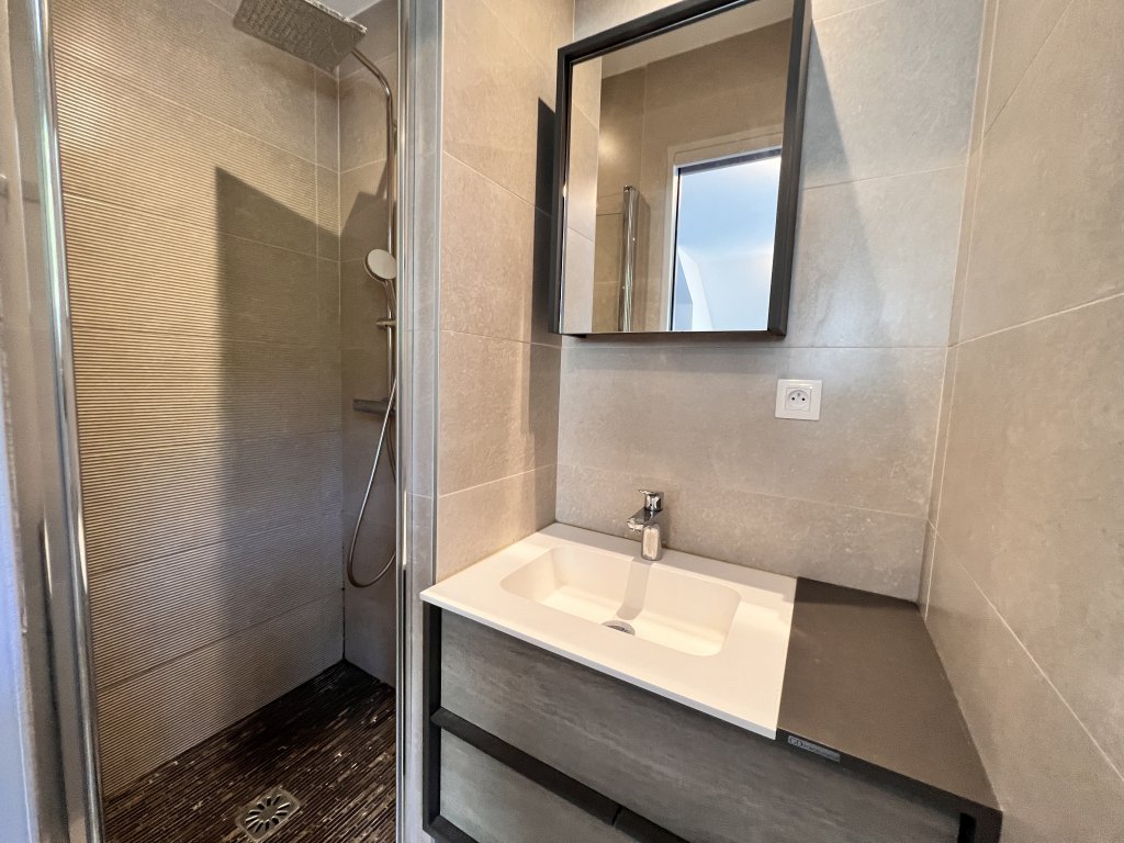 MAISON A LOUER - RILLIEUX LA PAPE - 218.86 m2 - 4 280 &euro; charges comprises par mois