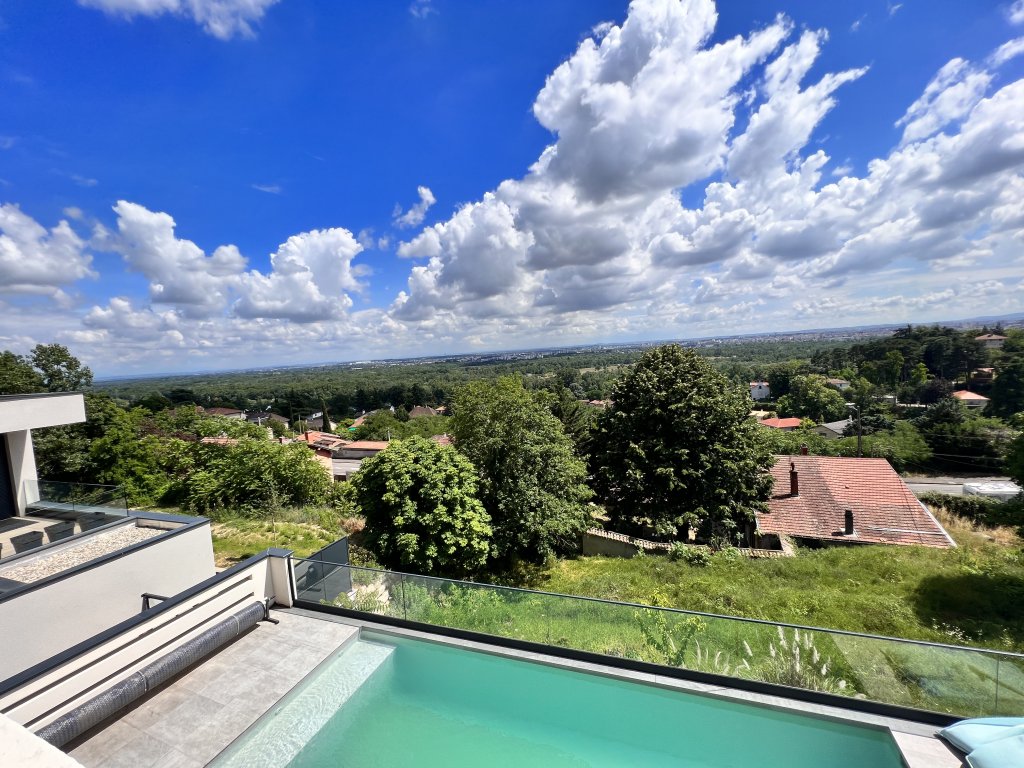 MAISON A LOUER - RILLIEUX LA PAPE - 218.86 m2 - 4 280 &euro; charges comprises par mois