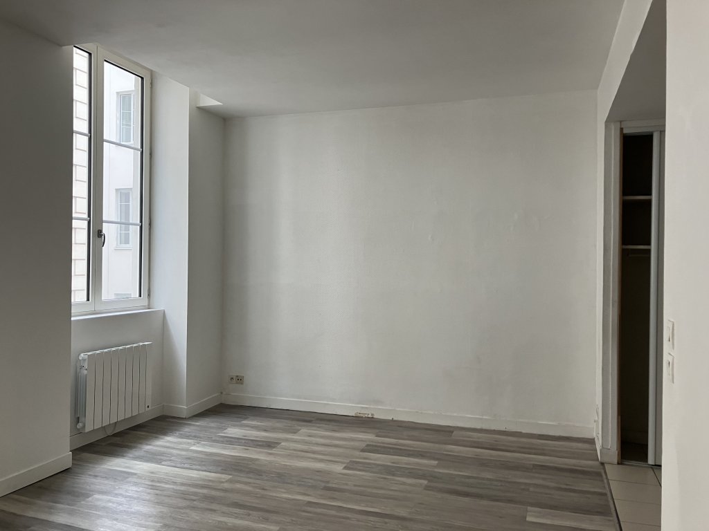 APPARTEMENT T1 A LOUER - LYON 1ER ARRONDISSEMENT - 32.56 m2 - 661 &euro; charges comprises par mois