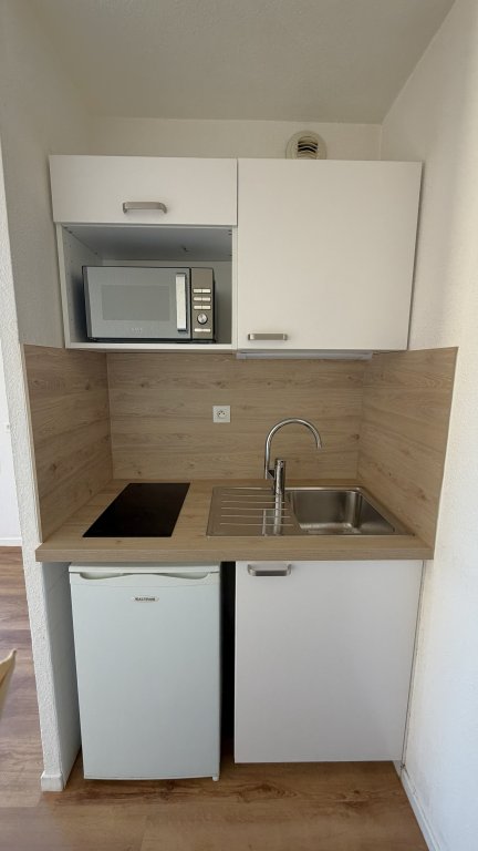 APPARTEMENT T1 A LOUER - LYON 8EME ARRONDISSEMENT - 25.37 m2 - 595 &euro; charges comprises par mois