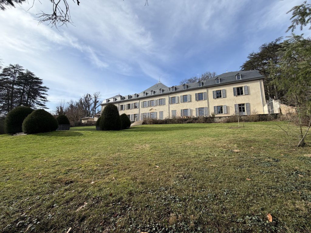 APPARTEMENT T2 A LOUER - CHARBONNIERES LES BAINS - 39.57 m2 - 1�145�&euro; charges comprises par mois