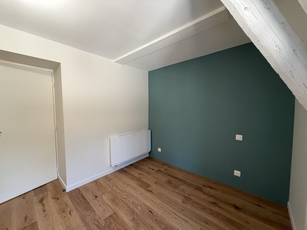APPARTEMENT T2 A LOUER - CHARBONNIERES LES BAINS - 39.57 m2 - 950 &euro; charges comprises par mois