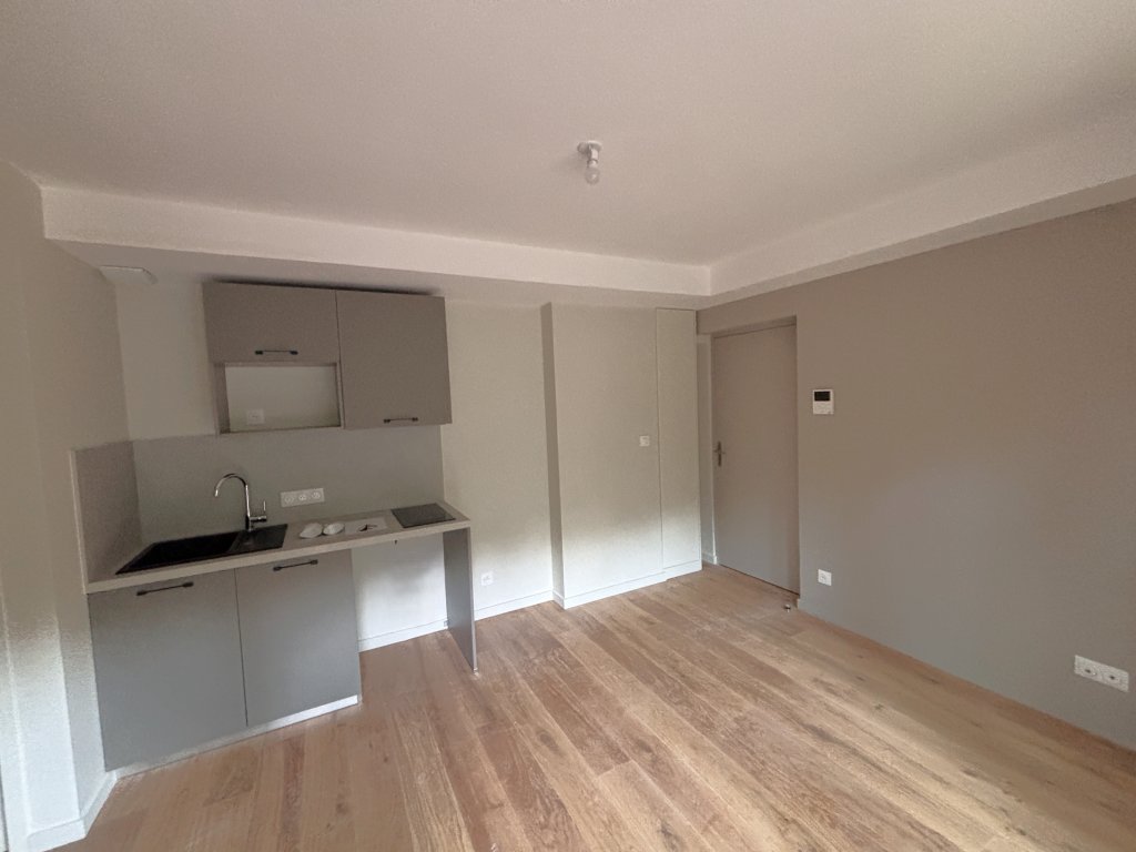 APPARTEMENT T2 A LOUER - CHARBONNIERES LES BAINS - 44.54 m2 - 1 055 &euro; charges comprises par mois