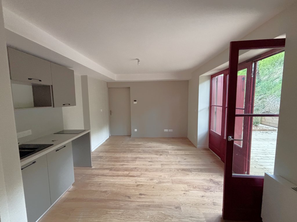 APPARTEMENT T2 A LOUER - CHARBONNIERES LES BAINS - 44.54 m2 - 1 055 &euro; charges comprises par mois