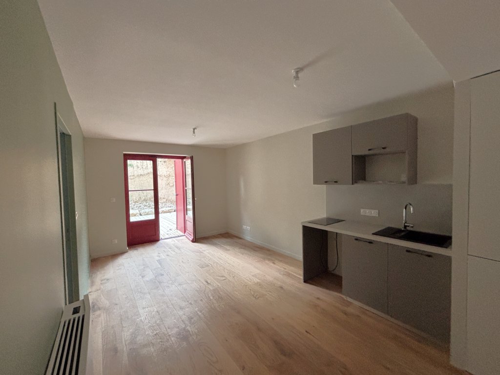 APPARTEMENT T2 A LOUER - CHARBONNIERES LES BAINS - 35.15 m2 - 935 &euro; charges comprises par mois