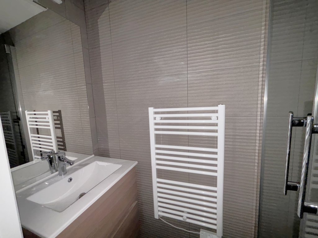 APPARTEMENT T2 A LOUER - CHARBONNIERES LES BAINS - 35.15 m2 - 935 &euro; charges comprises par mois