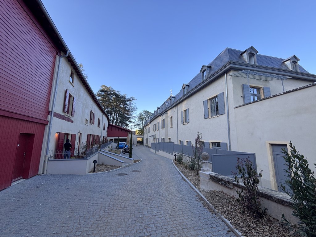 APPARTEMENT T2 A LOUER - CHARBONNIERES LES BAINS - 35.15 m2 - 935 &euro; charges comprises par mois