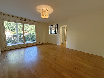 APPARTEMENT T2 A LOUER - CHARBONNIERES LES BAINS - 59.77 m2 - 910 € charges comprises par mois