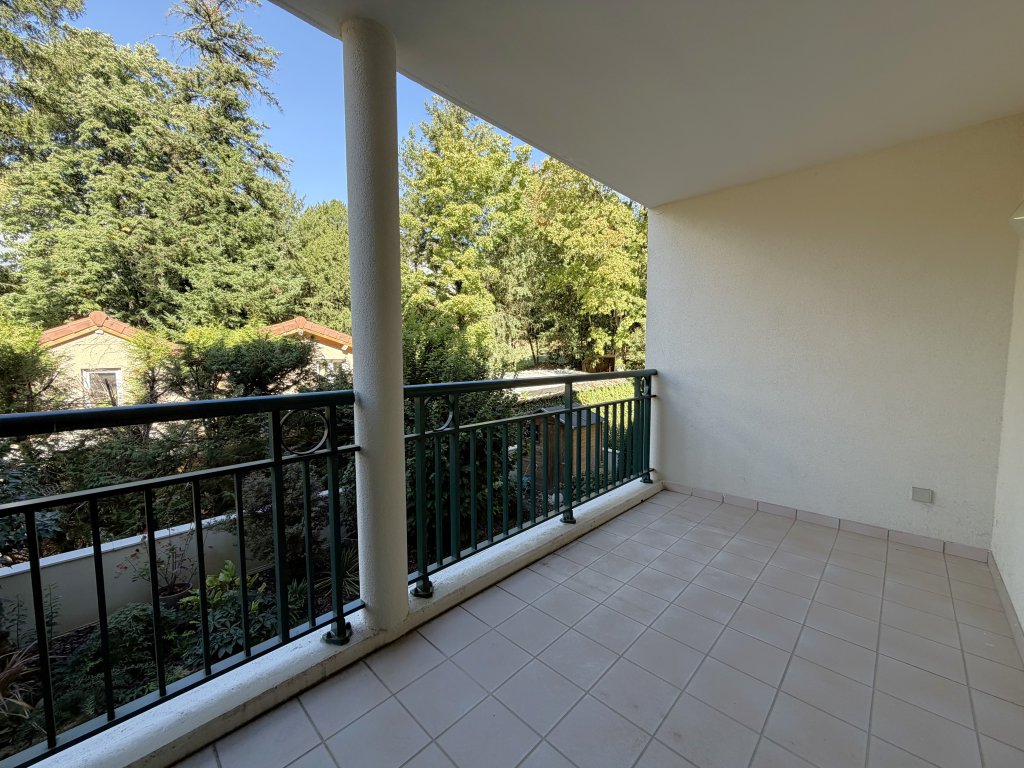 APPARTEMENT T2 A LOUER - CHARBONNIERES LES BAINS - 59.77 m2 - 910 &euro; charges comprises par mois