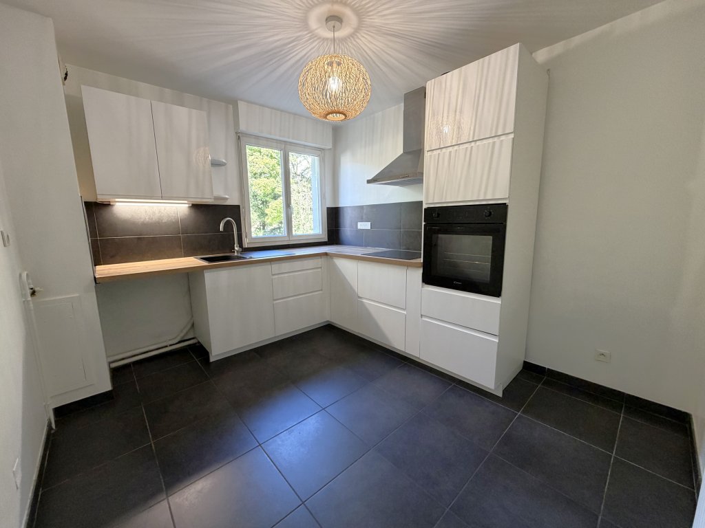 APPARTEMENT T2 A LOUER - CHARBONNIERES LES BAINS - 59.77 m2 - 910 &euro; charges comprises par mois