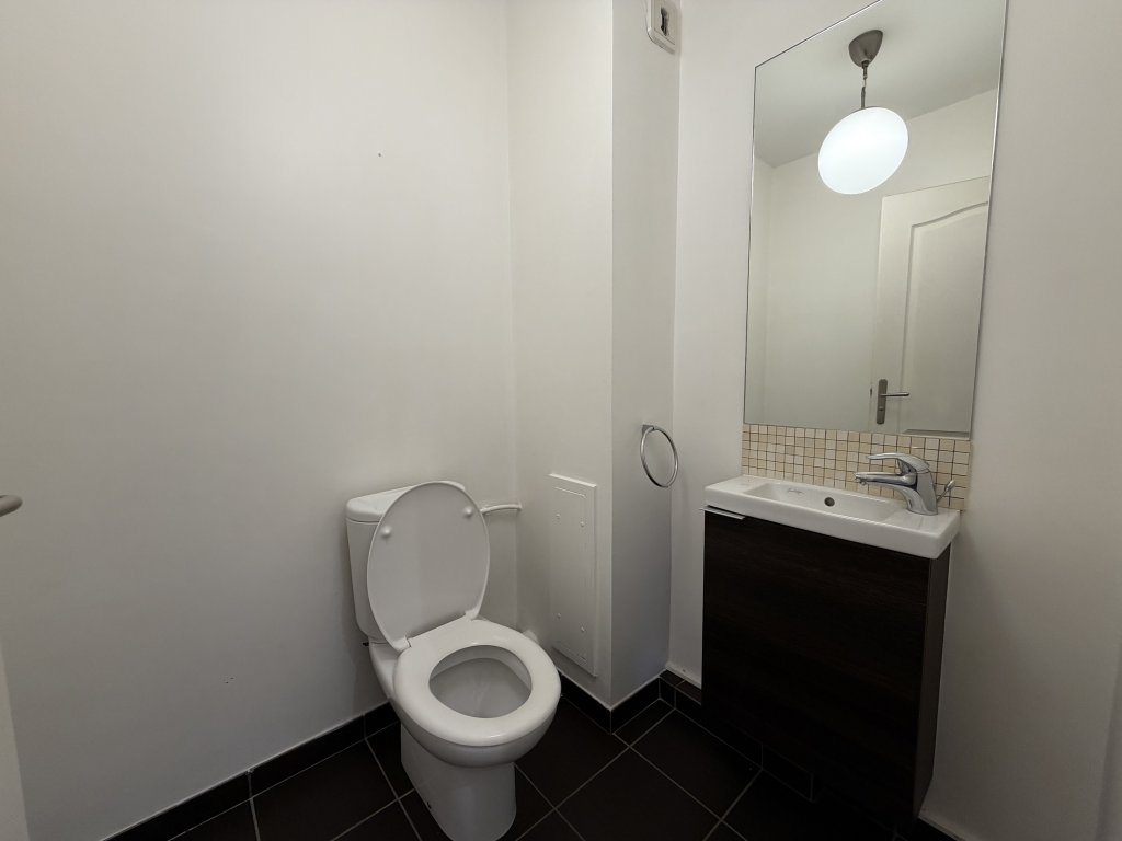 APPARTEMENT T2 A LOUER - CHARBONNIERES LES BAINS - 59.77 m2 - 910 &euro; charges comprises par mois