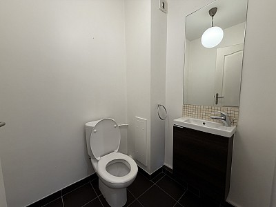 APPARTEMENT T2 A LOUER - CHARBONNIERES LES BAINS - 59.77 m2 - 910 € charges comprises par mois