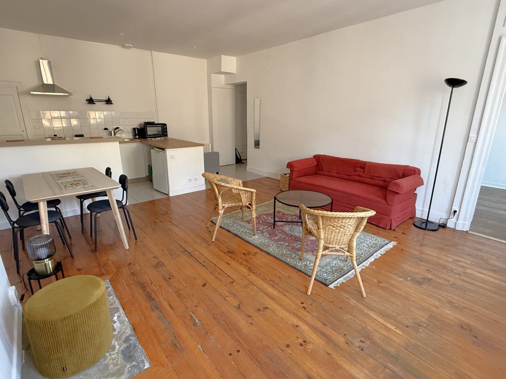 APPARTEMENT T2 A LOUER - LYON 1ER ARRONDISSEMENT - 61.81 m2 - 1 112,67 &euro; charges comprises par mois