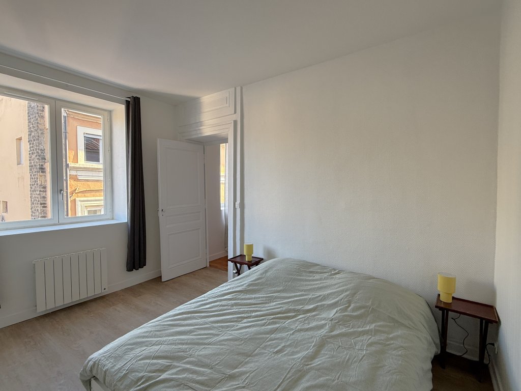 APPARTEMENT T2 A LOUER - LYON 1ER ARRONDISSEMENT - 61.81 m2 - 1 112,67 &euro; charges comprises par mois