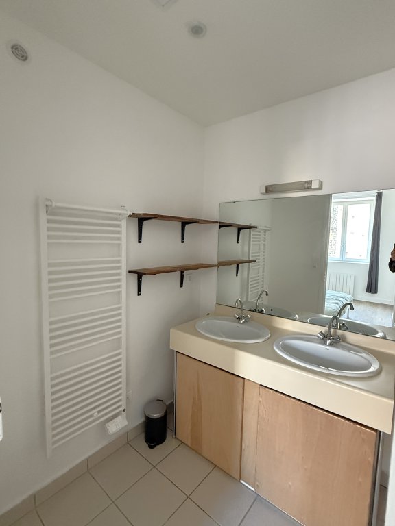 APPARTEMENT T2 A LOUER - LYON 1ER ARRONDISSEMENT - 61.81 m2 - 1 112,67 &euro; charges comprises par mois
