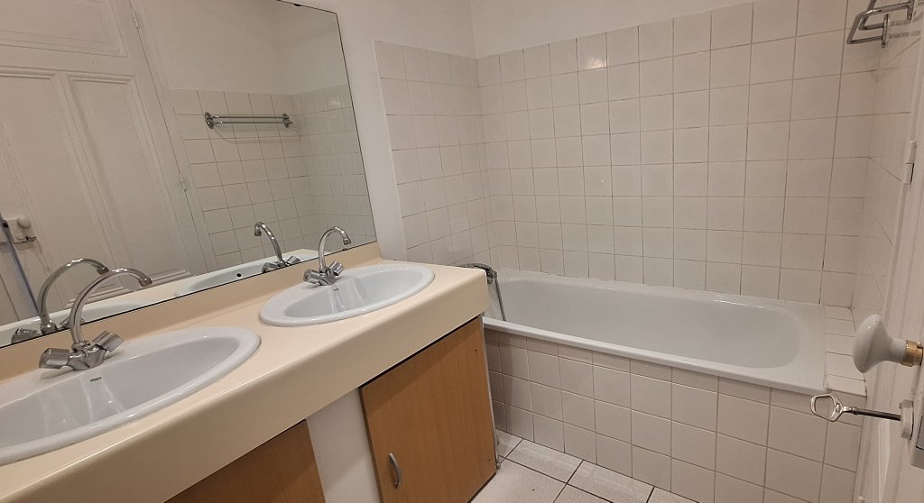 APPARTEMENT T2 A LOUER - LYON 1ER ARRONDISSEMENT - 61.81 m2 - 1 112,67 &euro; charges comprises par mois