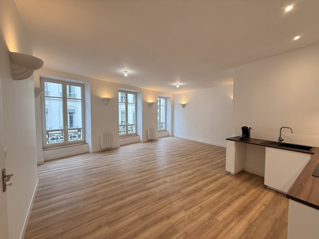 APPARTEMENT T2 A LOUER - LYON 2EME ARRONDISSEMENT - 65.82 m2 - 1�345�&euro; charges comprises par mois