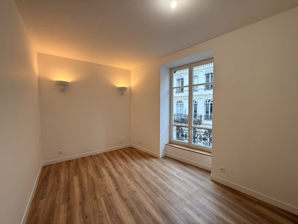 APPARTEMENT T2 A LOUER - LYON 2EME ARRONDISSEMENT - 65.82 m2 - 1�345�&euro; charges comprises par mois