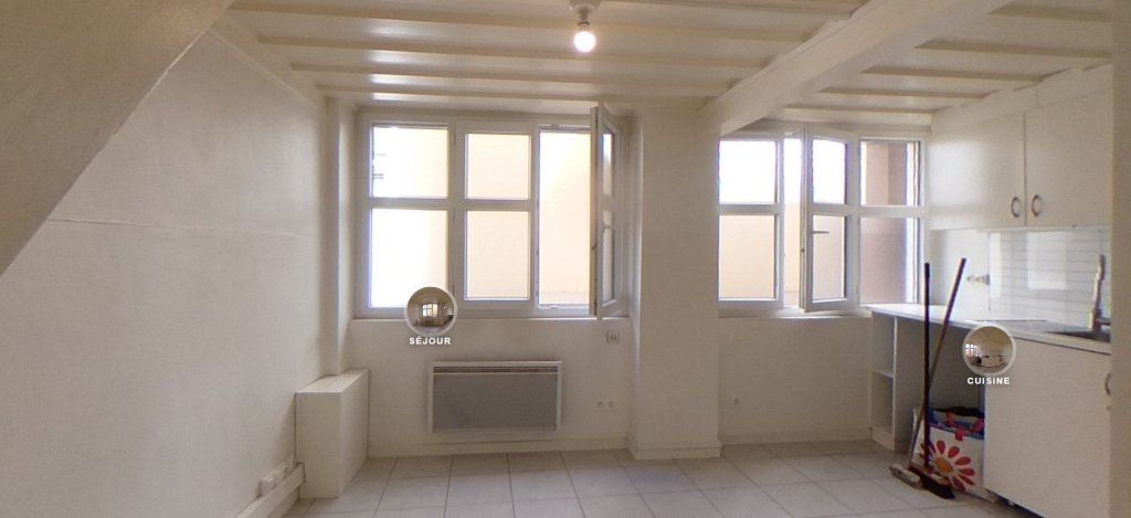 APPARTEMENT T2 A LOUER - LYON 2EME ARRONDISSEMENT - 25.54 m2 - 656 &euro; charges comprises par mois