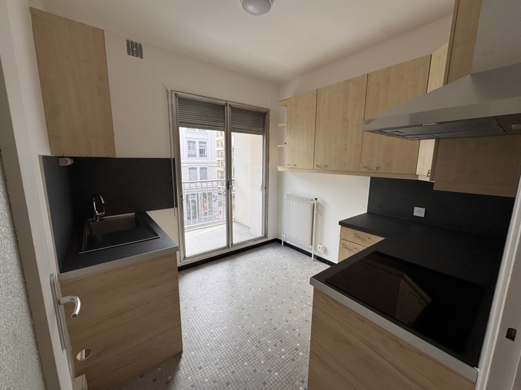 APPARTEMENT T2 A LOUER - LYON 3EME ARRONDISSEMENT - 48.93 m2 - 915 &euro; charges comprises par mois