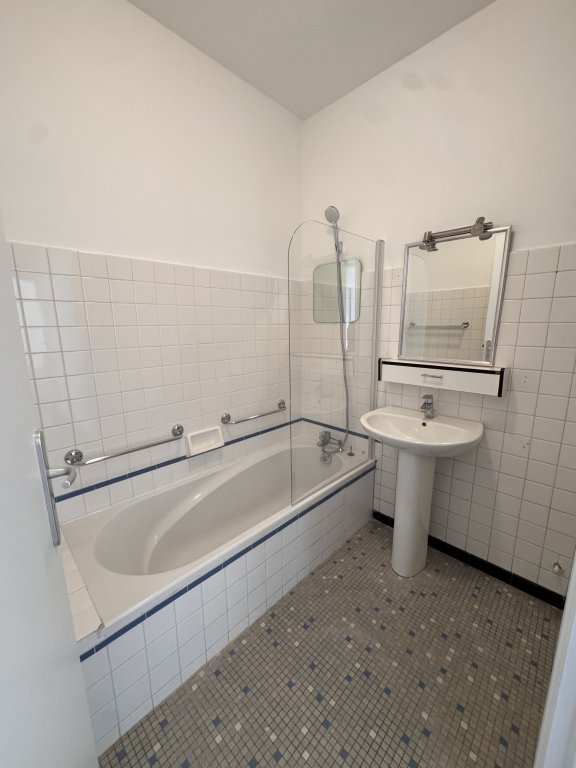 APPARTEMENT T2 A LOUER - LYON 3EME ARRONDISSEMENT - 48.93 m2 - 915 &euro; charges comprises par mois
