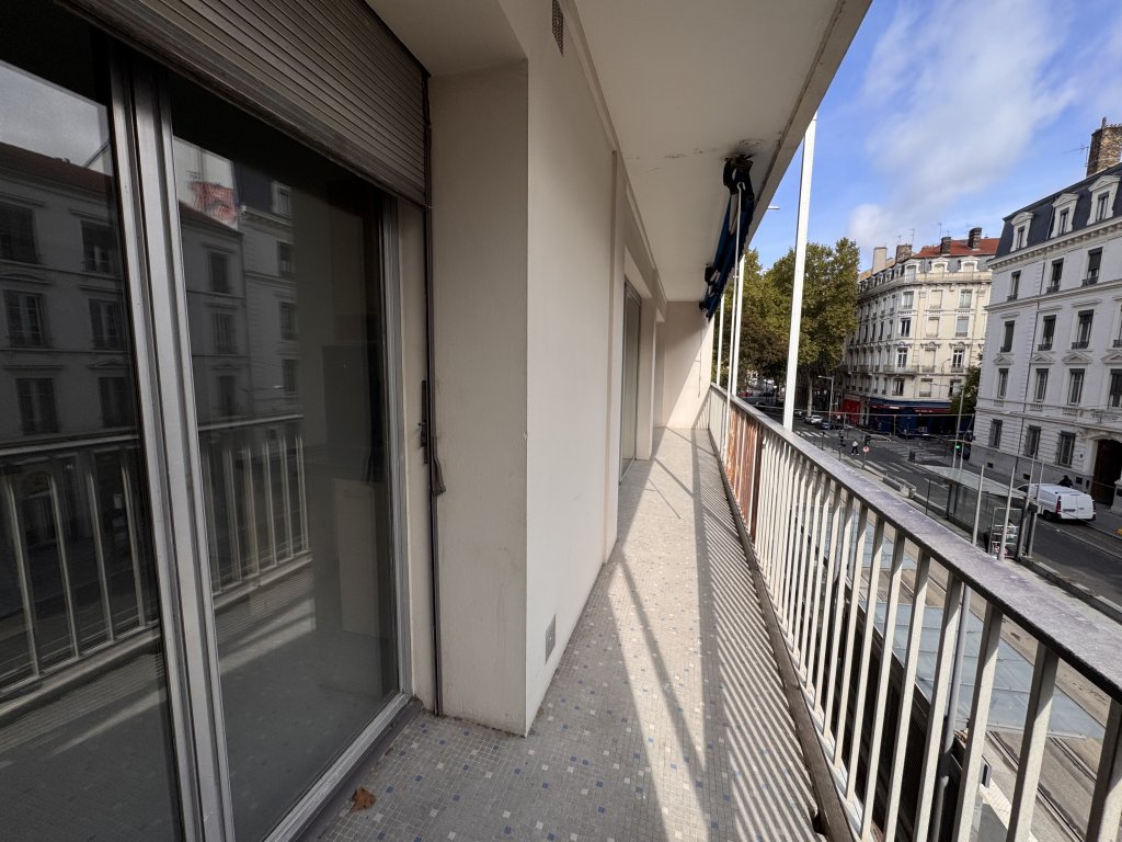 APPARTEMENT T2 A LOUER - LYON 3EME ARRONDISSEMENT - 48.93 m2 - 915 &euro; charges comprises par mois