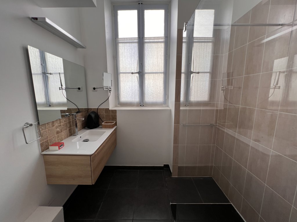 APPARTEMENT T2 A LOUER - LYON 4EME ARRONDISSEMENT - 50.73 m2 - 974 &euro; charges comprises par mois