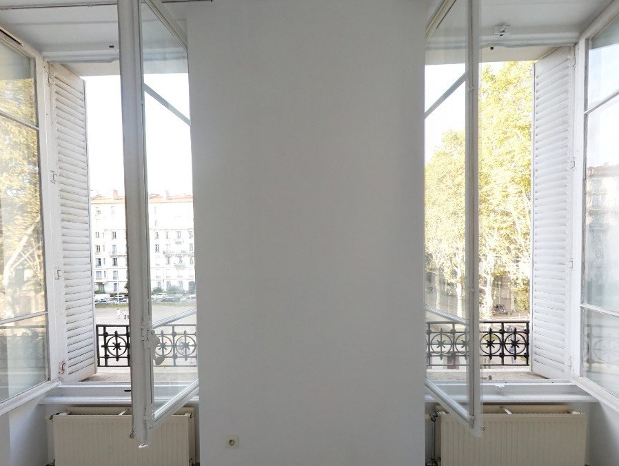 APPARTEMENT T2 A LOUER - LYON 6EME ARRONDISSEMENT - 42.61 m2 - 845 &euro; charges comprises par mois