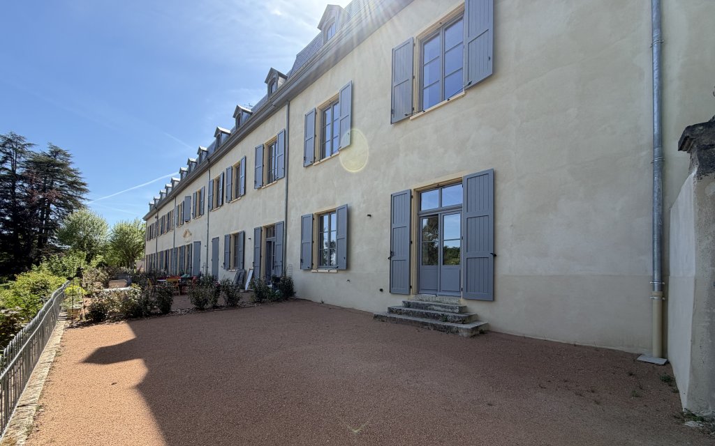 APPARTEMENT T3 A LOUER - CHARBONNIERES LES BAINS - 1 m2 - 1 550 &euro; charges comprises par mois