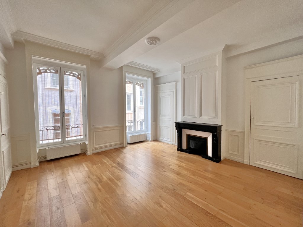APPARTEMENT T3 A LOUER - LYON 1ER ARRONDISSEMENT - 93.09 m2 - 1�713�&euro; charges comprises par mois