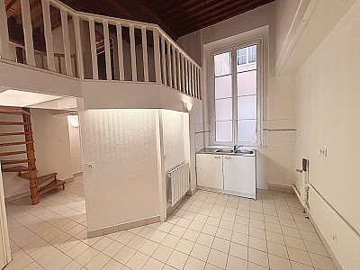 APPARTEMENT T3 A LOUER - LYON 1ER ARRONDISSEMENT - 77.36 m2 - 1 130 &euro; charges comprises par mois