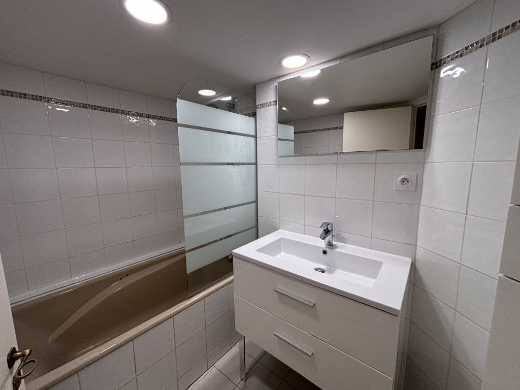 APPARTEMENT T3 A LOUER - LYON 1ER ARRONDISSEMENT - 77.36 m2 - 1 130 &euro; charges comprises par mois