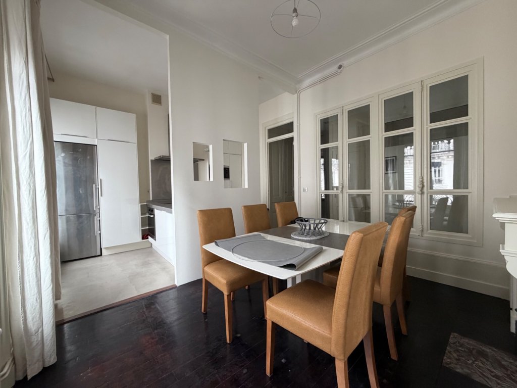 APPARTEMENT T3 A LOUER - LYON 6EME ARRONDISSEMENT - 103 m2 - 1 490 &euro; charges comprises par mois