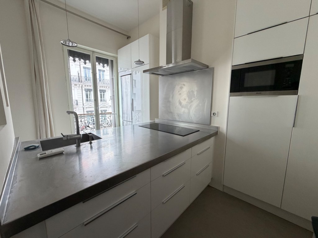 APPARTEMENT T3 A LOUER - LYON 6EME ARRONDISSEMENT - 103 m2 - 1 490 &euro; charges comprises par mois