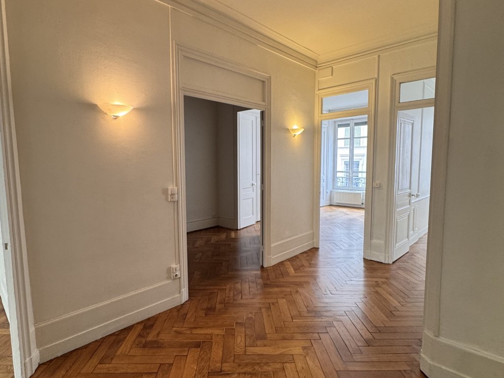 APPARTEMENT T3 A LOUER - LYON 6EME ARRONDISSEMENT - 99.45 m2 - 1 465 &euro; charges comprises par mois