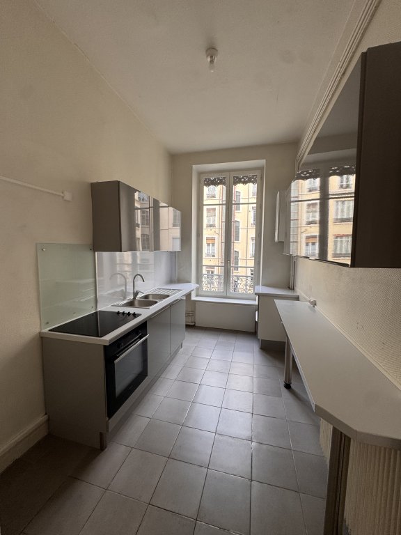 APPARTEMENT T3 A LOUER - LYON 6EME ARRONDISSEMENT - 99.45 m2 - 1 465 &euro; charges comprises par mois