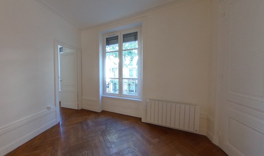 APPARTEMENT T3 A LOUER - LYON 7EME ARRONDISSEMENT - 94.51 m2 - 1 230 &euro; charges comprises par mois